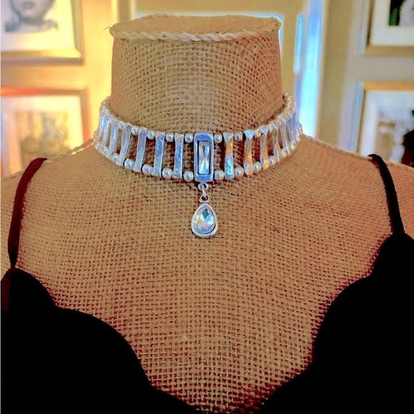 Silver choker with teardrop crystal and center stone - Picture 1 of 7